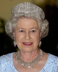 Somos un grupo de jóvenes que pretendemos viajar a inglaterra en el próximo año. Conoce Todos Los Detalles De Cada Una De Las Coronas De La Reina Isabel Joyas De La Corona Britanica Joyas De La Corona Joyeria Real