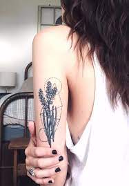 37 Back Of The Arm Tattoos They Ll Notice As You Re Walking Away Tricep Tattoos Tasteful Tattoos Arm Tattoo