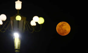 Even though the earth blocks light from the sun, the moon doesn't turn completely dark. Okamrd Fx Fxgm