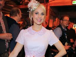 Trennungsschmerz Gabalier Ex Silvia Schneider Strahlt Auf Der Wiesn Trend Magazin Trennungsschmerz Wiesn Trennung Schmerz