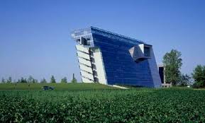 After working in banks of intesa, capitalia, unicredit and, most recently, in banca valsabbina, he joined hypo alpe adria bank at the end of 2013, where for the last four years he coordinated the company's overall activities in all areas of credit, as well as in legal and regulatory affairs, most recently as deputy general manager. Hypo Alpe Adria Bank Headquarters Morphosis