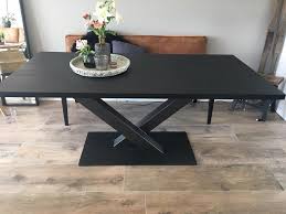 eettafel zwart eiken houtlook nero ruvido met v poot eettafel tafelpoten eettafel stoelen