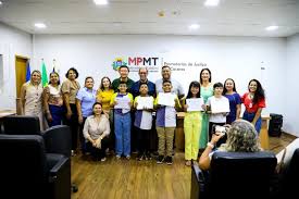 Prefeitura de C&aacute;ceres premia estudantes e professores vencedores do Concurso de V&iacute;deos Dia da &Aacute;rvore 2026 - Prefeitura Municipal de C&aacute;ceres