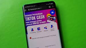Rekomendasi aplikasi kunci layar terbaik di hp android, supaya dapat mengunci hp android dengan aman kelebihan lain dari aplikasi ini adalah menampilkan jam pada tampilan lock screennya. Viral Dapat Uang Dari Nonton Dan Like Video Tiktok Ini Faktanya Kumparan Com