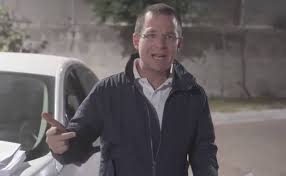 Para los compadres duermien durante el clase.una de las grandes ventajas de este sitio es que todo está subido en idioma. Amlo Es Como El Compadre Que Se Gasta La Quincena En Caguamas