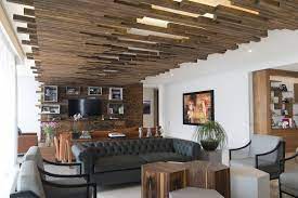 Как сделать стильную отделку потолка в квартире под дерево | Дизайн  интерьера | Дзен