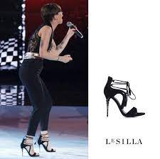 Alessandra amoroso lyrics with translations: La Cantante Alessandra Amoroso Elegantissima In Sandali Allacciati Le Silla In Camoscio Nero E Tacco Torchon Nell Ultima Puntata D Cantanti Camoscio Nero Moda