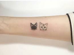 Two cats combine for a great design. Black White Cats Tattoo Weisse Katzen Tatowierungen Kleine Katze Tattoos