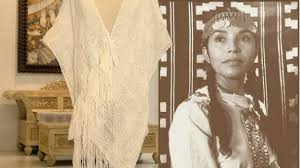 Separated from her native indigenous community at the age of three, her life was always a search for her roots. Lanzan Linea De Ponchos Inspirados En Aime Paine Mejor Informado