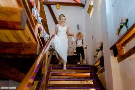 Außerdem finden sie weitere informationen, wie sie zum beispiel ihr brautkleid nach dem tragen aufbewahren können. Schleifenfangerbraut Jennis Winterhochzeit In Der Kleinen Residenz In Jena Schleifenfanger