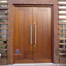 Daun pintu rumah yang seringkali digunakan adalah yang terbuat dari bahan unsur kayu, baik itu daun pintu yang terbuat dari kayu solid ataupun material olahan serat kayu yang telah diproses melalui pabrikasi hingga menjadi papan kayu olahan. Pintu Kayu Dua Daun Kamper Samarinda Pk Karunia Jati