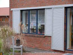 ich mag die weissen fensterladen die dieses fenster hat mein haus muss repariert werden und ich mochte ein paar fensterladen fensterladen schiebeladen fenster