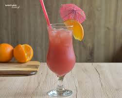 Sex on the beach - przepis na popularny drink i jego modyfikacje