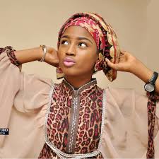 Hausawa kan ce sallah ta wuce ta bar wawa da bashi, amma a wannan karon sallar wucewa ta yi ta bar mutane da luguden laɓɓa kan wasu jerin bidiyo na matan aure suna rawa a gaban mazajensu a. Hotunan Yan Matan Hausa Batsapost Batsapost Profile Pinterest An Kama Wasu Matan Hausa Suna Lalata A Daki A Cikin Watan Ramadan