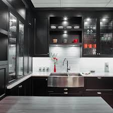 Cuisines Beauregard Cuisine Transitionnelle Avec Comptoir De Quartz Et Table En Stratifie Kitchen Home Decor Kitchen Cabinets
