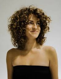 Tanti tagli medi, corti e lunghi, anche in stile afro. Pin Su Capelli Scalati