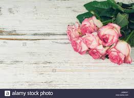 Rosa beschließt, ein zeichen zu setzen: Rosa Rosen Rosa Blumen Auf Vintage Holz Hintergrund Und Raum Zu Kopieren Hochzeit Urlaub Geschenk Feminine Blog Mock Up Konzept Stockfotografie Alamy