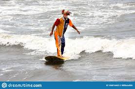 Durante el partido entre santos y ceará, lucas veríssimo cometió una dura patada a la cabeza al ex de tigres, ocasionándole sangrado. Payaso Que Practica Surf En Santos El Brasil Foto De Archivo Editorial Imagen De Coloreado Brazil 146016463
