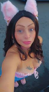 Ella era distraida, y, Aún con edad adulta Tenía el alma de niña No pensaba  en la maldad Ni en el pecado original Ella es una rosa en el desierto, Y una