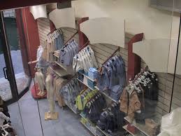 L'arredamento per i negozi di abbigliamento è realizzato su misura da modul group. Arredamento Negozio Abbigliamento Bambino
