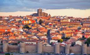 La spagna è un paese membro dell'unione europea (ue) il cui territorio è organizzato in un totale di 17 comunità autonome, con madrid come capitale e città più importante. Avila In Spagna La Citta Delle Mura E Di Santa Teresa