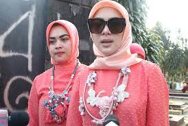 Search the world's information, including webpages, images, videos and more. Gamis Ala Adik Syahrini Gaya Hijab Luna Maya Vs Syahrini Saat Ibadah Umrah Modis Siapa Matamata Com