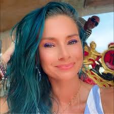 Kim Lowry's Instagram, Twitter & Facebook