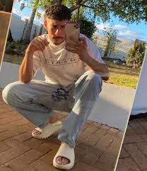 Jennifer lopez and shakira both took to twitter to celebrate after their performance at the super bowl halftime show on sunday night was praised by fans around the world. Pin By Natalie On Men Bad Bunny Aesthetic Bunny Wallpaper Artist Outfits