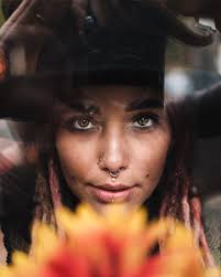 Black & White Crystal Smiley In Silver With SS Curved Bar Belly Ring