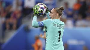 The homeless usa cup is now called the street soccer usa cup it is a street soccer tournament held every year to see who will represent the usa in the homeless world cup. Netherlands Goalie Height Sari Van Veenendaal Towers Over Uswnt Heavy Com