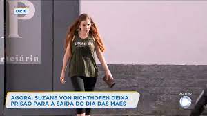 O tribunal do júri condenou suzane richthofen e daniel cravinhos a 39 anos de reclusão, mais seis meses de detenção, pelo assassinato do engenheiro manfred e da psiquiatra marísia von richthofen, mortos a pauladas no dia 31 de outubro de 2002, na residência deles, no bairro nobre do brooklin, em são paulo. Suzane Von Richthofen Deixa A Prisao Para A Saida Do Dia Das Maes Recordtv R7 Sp No Ar
