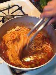 How To Make Dominican Spaghettis W Salami Recipe Food Caribbean Recipes Recipes