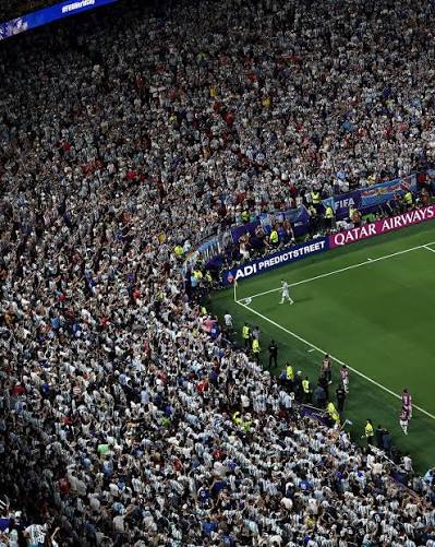 An incredible photograph of Lionel Messi at the Kansas City Stadium preparing to take a corner against Switzerland is going viral following Argentina's World Cup quarter-final triumph 📸🥶 A surreal moment captured