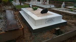 Lokasi kajian ini terletak di tanah perkuburan islam, parit raja, batu pahat. Batu Nisan Hari Ini Di Tanah Perkuburan Bandar Enstek Facebook