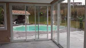 amenagement d une veranda avec vue sur la piscine exterieure menuiseries aluminium menuiserie aluminium piscine exterieure fenetre de toit