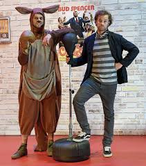 Wie du die hohlkörper aus schokolade im handumdrehen wir wünschen euch viel spaß beim naschen und bei der lektüre der känguru chroniken. Marc Uwe Klings Kanguru Chroniken Im Theaterhaus Stuttgart Auf Der Buhne Bleibt Der Esprit Der Kurzgeschichten Auf Der Strecke Der Tod Der Komik Kultur Esslinger Zeitung