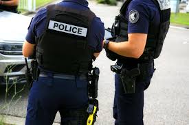 Policier (feminine singular policière, masculine plural policiers, feminine plural policières). Un Policier Organise Un Rendez Vous Coquin Au Commissariat Et Se Trompe De Personne