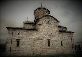 Apărută cvasiconcomitent cu întemeierea statului feudal valah, necropolă a primilor basarabi, sediu al unei presupuse mitropolii, dar şi loc de aşezare a unor moaşte venerate de ortodocşii balcanici, biserica sfântul nicolae domnesc de la curtea de argeş ar fi putut avea toate datele unui autentic. Biserica DomneascÄ Sfantul Nicolae Din Curtea De ArgeÈ Maria Mihaela Stan