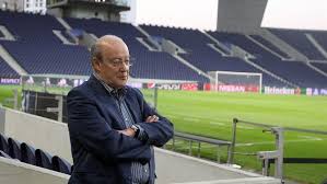 Pinto da costa denuncia violência contra jogadores portistas. The Ball Marcelo Receives Pinto Da Costa Fc Porto Archyde