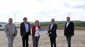 Leonore gewessler is the author of internationale politik (4.00 avg rating, 1 rating, 0 reviews). Spatenstich Fur 4 Neue Windenergieanlagen In Poysdorf Wilfersdorf Volkspartei Wilfersdorf