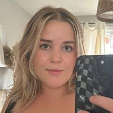 Kate Bradfield's Instagram, Twitter & Facebook