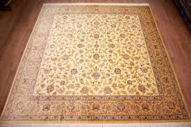 Um 1930 begann man hier teppiche zu knüpfen, heute bestehen größere manufakturbetriebe und es wird auch in heimarbeit geknüpft. Erlesener Seidenteppich Ghom Exklusive Quadratisch Online Kaufen