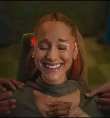 Cuando me estoy convirtiendo en Zombie pero me acuerdo que un grupo de fans  latinas hicieron un hilo en Twitter a cierta autora de un Manhwa BL dándole  las gracias en español