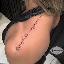Frases Para Tatuagem Como Escolher A Que Tem A Ver Com O Seu Momento Eu Total Além disso, apostar em uma tatuagem escrita deixa o visual realmente incrível! frases para tatuagem como escolher a