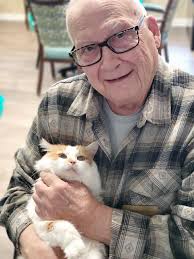 Debra brought down her two furry friends Dora and Daisy for some cat  cuddling 🐱🌼 Dora explored the cabinets and we had a purr-fectly great  time! Those two really know how to