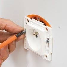 Comment Installer Une Prise Et Un Cache Cable Cache Cable Comment Installer Plancher Flottant
