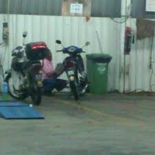 Rinse dengan air bahagian bumbung dan tingkap supaya semua bubble sabun kereta hilang. Kedai Cuci Kereta Jalan Raja Muda Musa Kampung Bahru Kg Baru