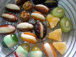 Le Candissage Apporte Une Legere Croute Cassante Et Scintillante Aux Fruits Enrobes Fruits Deguises Fruits Fruit