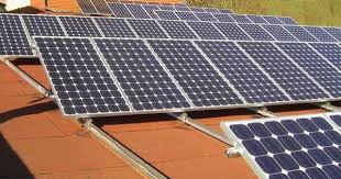 Photovoltaik Auf Ost Dach Das Dach Ist Nach Osten Geneigt Mit Ca 10 Dachneigung Die Dachflache Ist Zu Flach Photovoltaik Module Energieeffizient Bauen Dach