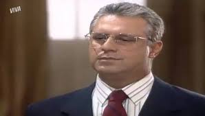 Não sei pra vocês, mas na minha opinião o Antônio Fagundes é o ator mais  versátil e diferenciado dos anos 90, só nessa década ele fez papéis de:  Advogado, médico, professor e